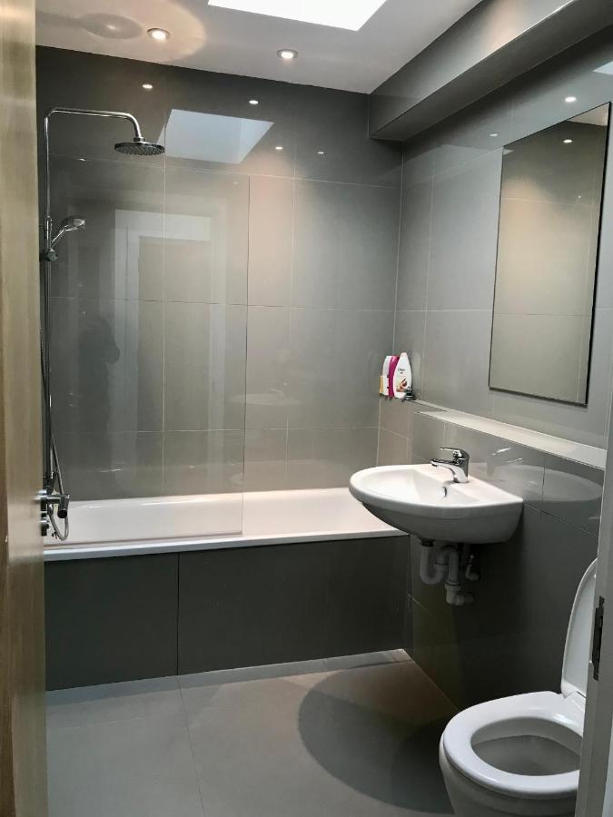2 Bedroom 2 Bathroom Apartment 8 Including Free Parking Bromley Exterior photo
